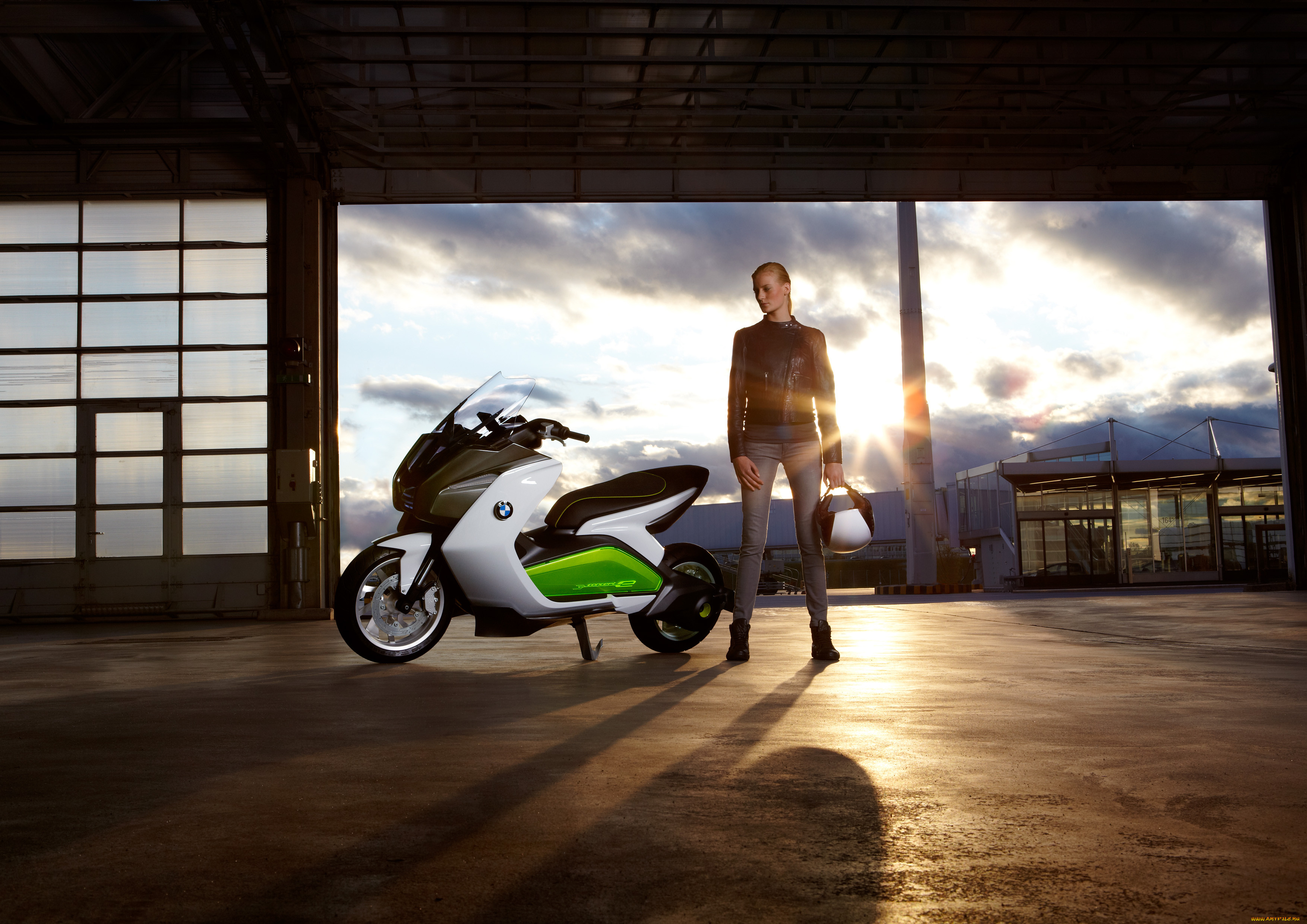 Рабочий скутере. BMW Electric Scooter. Электроскутер BMW концепт. Скутер мотоцикл. Скутер на природе.